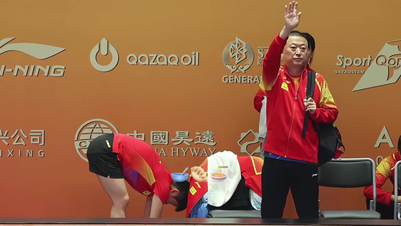 现场球迷高喊“马琳下课”,女乒主帅马琳挥手致意并鼓掌